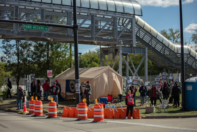 US-STRIKING-UAW-MEMBERS-HOLD-RALLY-AT-CHICAGO-UNION-HALL