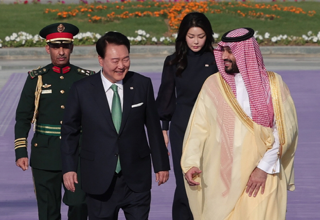 밝은 표정으로 빈 살만 왕세자와 대화하는 윤석열 대통령