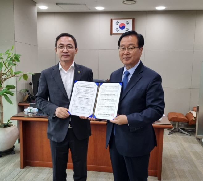 혁신개발과_혁신도시협의회공동건의문전달 (2)