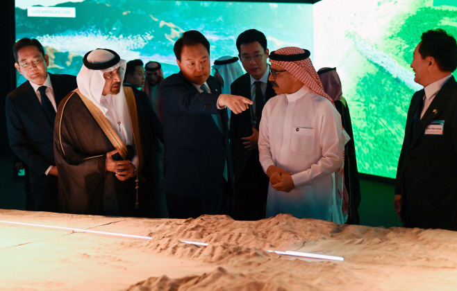 윤석열 대통령, 이재용 삼성전자 회장과 네옴전시관 관람