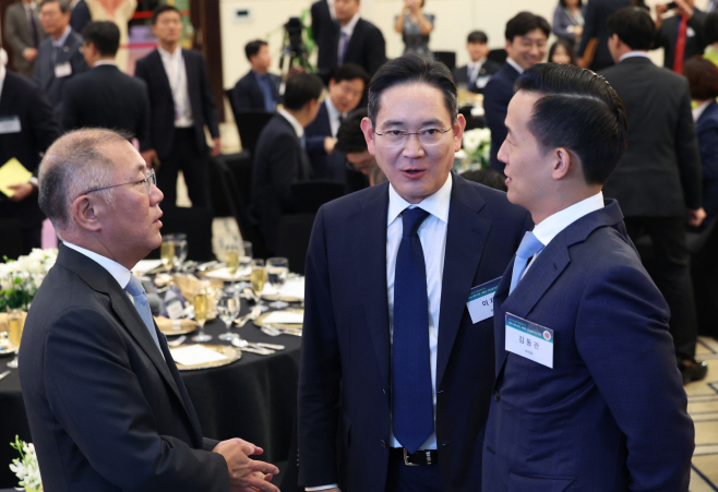 동행 경제인 만찬에서 대화하는 정의선-이재용-김동관
