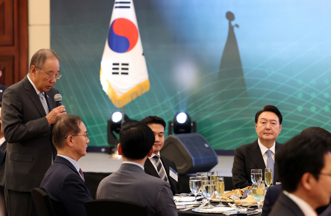 류진 한경협 회장 환영사 듣는 윤석열 대통령