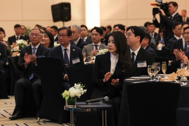 동행 경제인 만찬에서 박수치는 김건희 여사