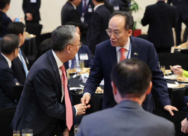 추경호 부총리와 인사하는 박지원 두산에너빌리티 회장