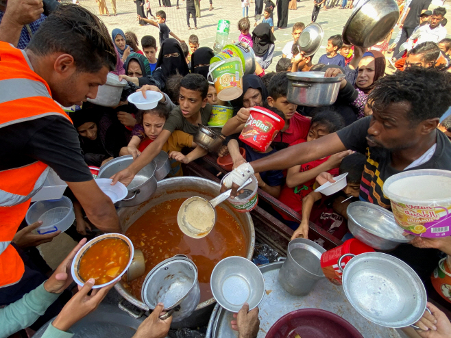 자선 음식 받기 위해 몰려드는 팔레스타인인들