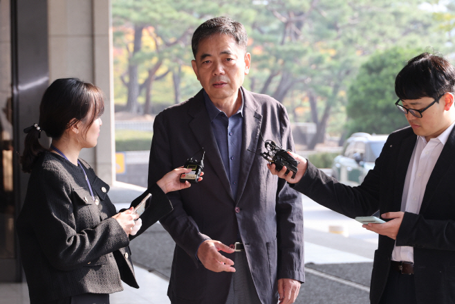 취재진 질문에 답하는 곽상도<YONHAP NO-2063>