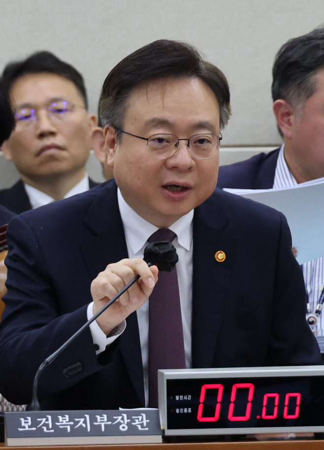 답변하는 복지부 장관<YONHAP NO-2282>