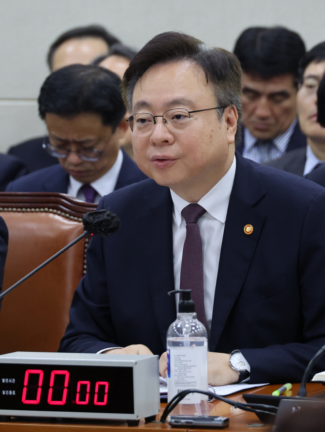 답변하는 보건복지부 장관<YONHAP NO-2261>