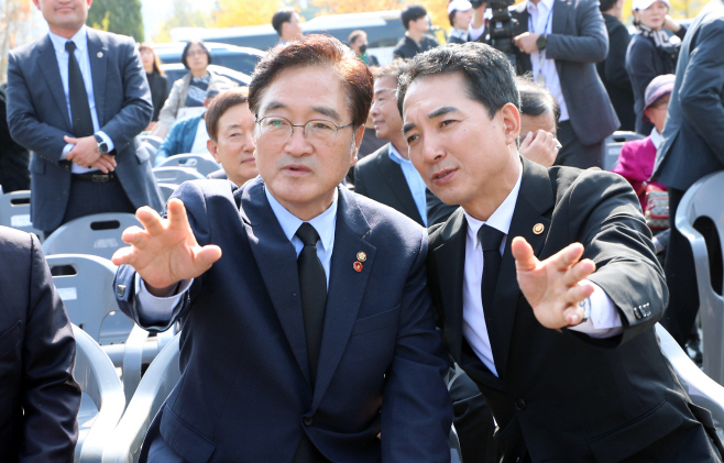 대화 나누는 우원식 의원과 박민식 장관<YONHAP NO-3120>