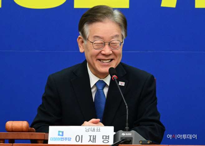 [포토] 밝에 웃는 이재명 민주당 대표
