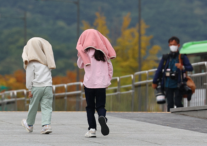 갑작스러운 비, 우산이 되어준 겉옷