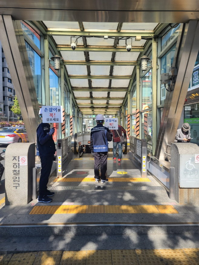 시니어 승강기안전단 활동 사진