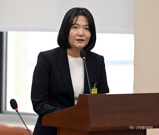 [포토] [2023 국감] 답변하는 최수연 네이버 대표이사