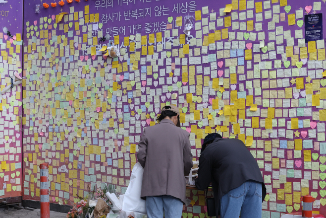 핼러윈 데이 앞두고... 추모는 계속<YONHAP NO-2955>