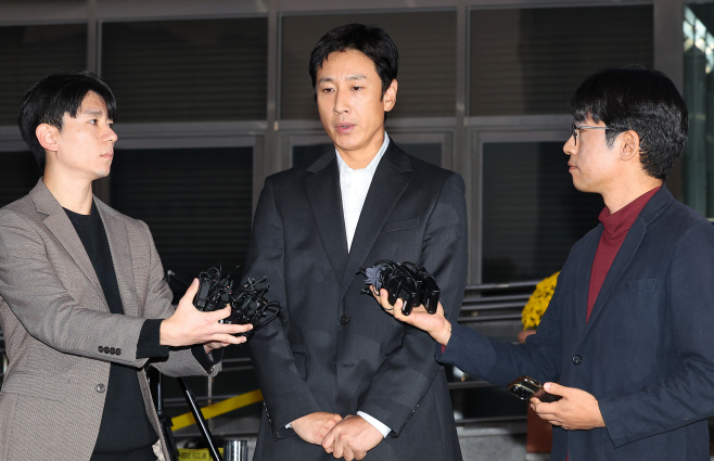 조사 마치고 귀가하는 이선균<YONHAP NO-2346>