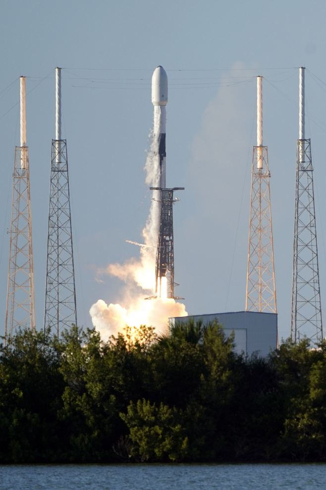 SpaceX South Korea Moon <YONHAP NO-1567> (AP)