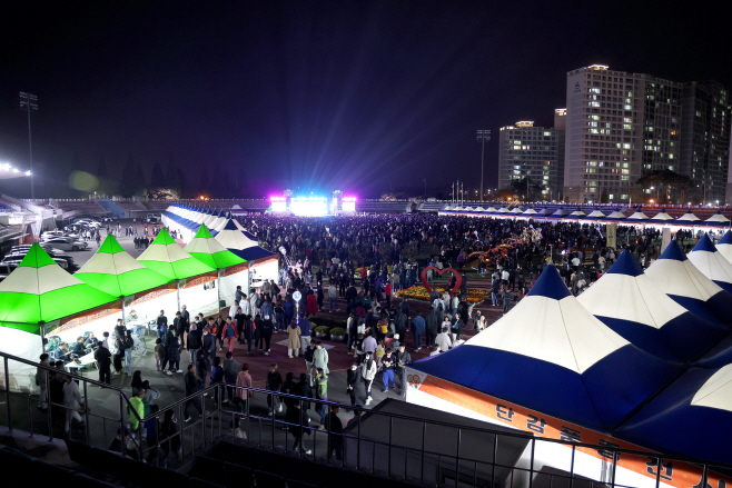10.31(제39회 김해진영단감축제 5만여명 다녀가)행사장 전경