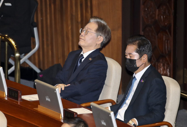 눈 감은 이재명 대표