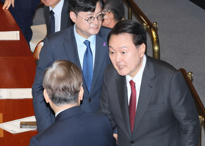 이재명 대표와 악수하는 윤석열 대통령