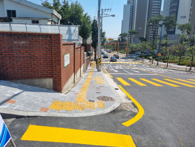 수원공고 정문 주변 통학로 시공후