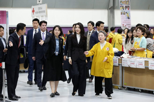 적십자 바자회 참석한 김건희 여사