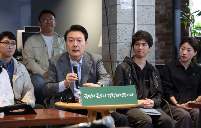 윤석열 대통령, 주부·회사원·소상공인과 비상경제민생회의