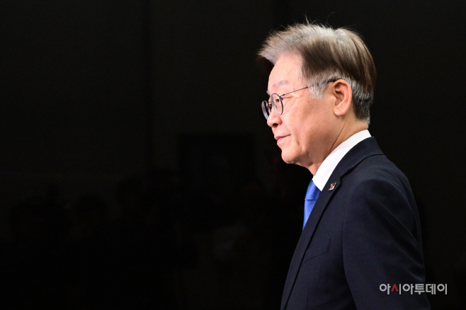 [포토] 최고위원회의 참석하는 이재명 대표
