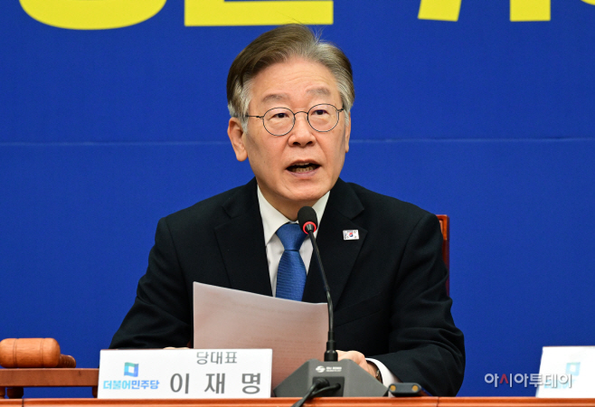 [포토] 이재명 대표 '병사 생일 케이크 뺏을게 아니라 대통령실 특활비 줄여야'