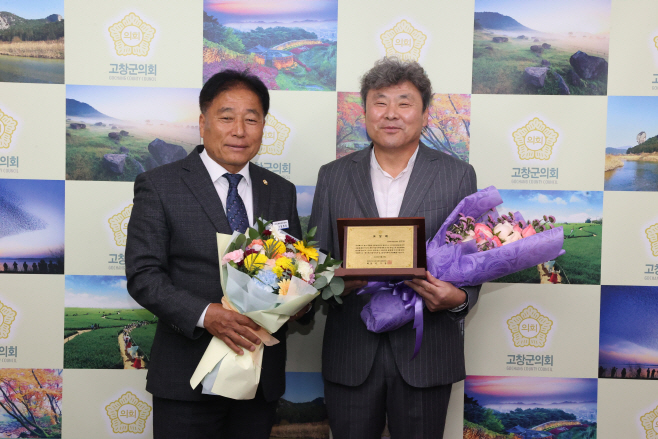 지방자치 발전 유공자 표창패 전달