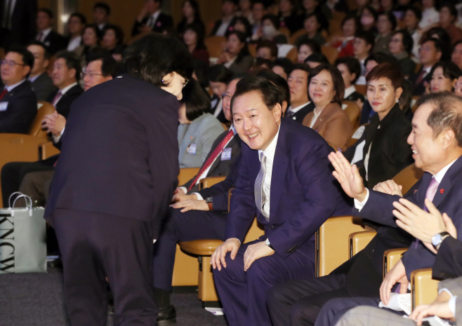 여성단체협의회 회장과 인사하는 윤석열 대통령