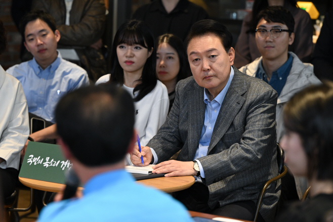 비상경제민생회의 참석자 발언 경청하는 윤석열 대통령