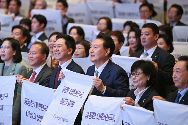 전국여성대회 퍼포먼스 하는 윤석열 대통령