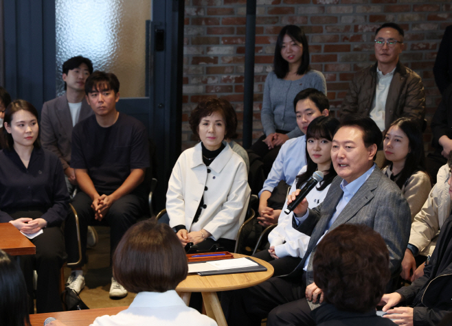 주부·회사원·소상공인과 직접 대화 나선 윤석열 대통령
