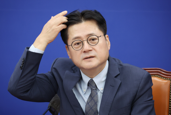 회의 참석한 홍익표 원내대표