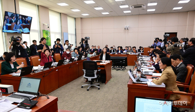 [포토] [2023국감] '여가위 국감' 언쟁 벌이는 여야 의원들