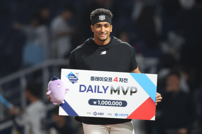 PO 4차전 MVP 수원 무쇠 팔 쿠에바스<YONHAP NO-3984>