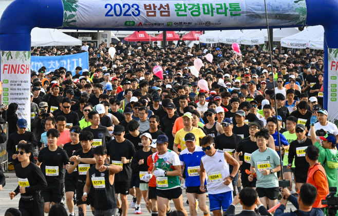 [포토] 출발하는 밤섬 환경마라톤 참가자들