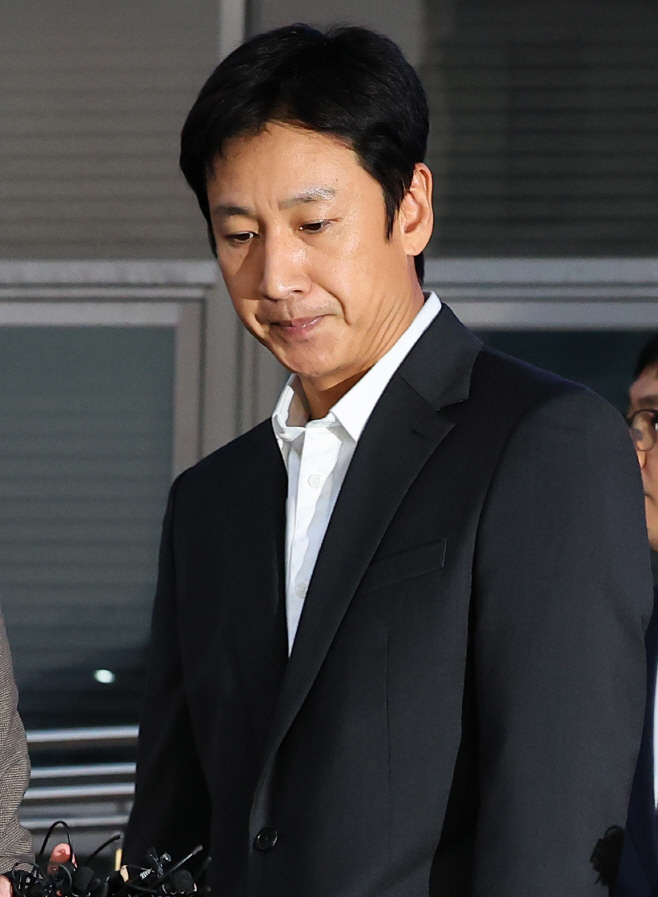 조사 마치고 귀가하는 이선균<YONHAP NO-2352>
