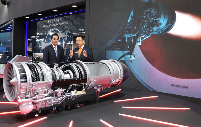 '서울 ADEX 2023' 한화 부스 찾은 김동관 한화 부회장