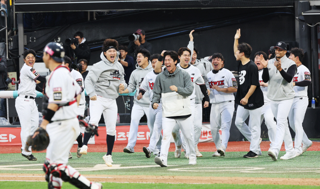 kt '한국시리즈 진출'<YONHAP NO-3650>