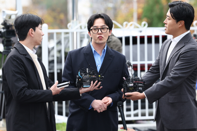 질문에 답하는 지드래곤