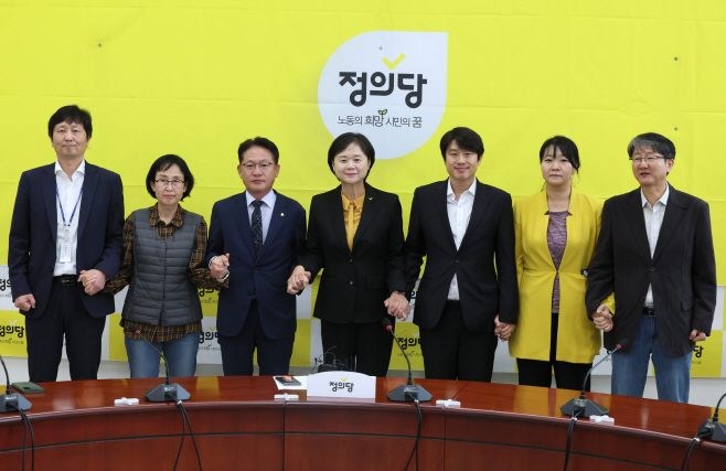 당직자들고 기념촬영 하는 이정미 대표