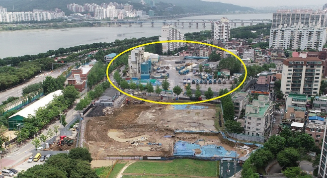 삼표 사옥 및 공장부지와 풍납토성 성벽 모습_표시
