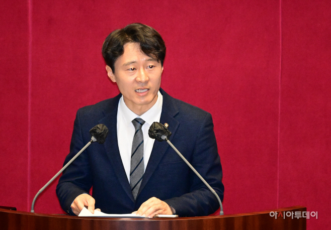 [포토] 이탄희 민주당 의원 '국회 전원위원회 발언'