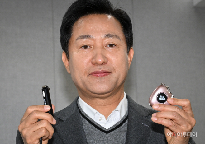[포토] 오세훈 서울시장, 휴대용 SOS 비상벨 '지킴이' 시연