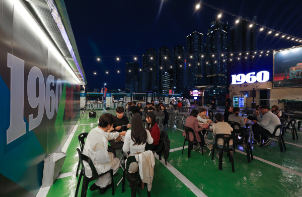 '어둠이 내리면 낭만이 피어난다'<YONHAP NO-3954>