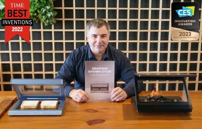 그래핀스퀘어사 제품 시연하고 있는 모습