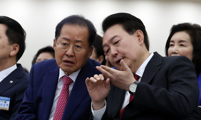 대화나누는 윤석열 대통령과 홍준표 대구 시장