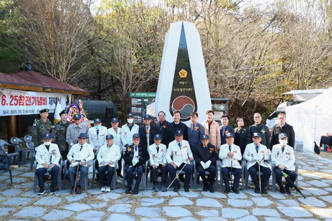 1.(사진)기념비 제막식(2)