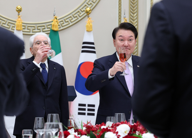 건배하는 윤석열 대통령과 마타렐라 이탈리아 대통령